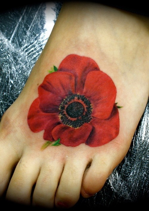 脚背逼真的彩色罂粟花纹身图片