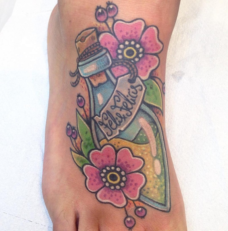 脚背彩色魔术瓶与花朵纹身图案