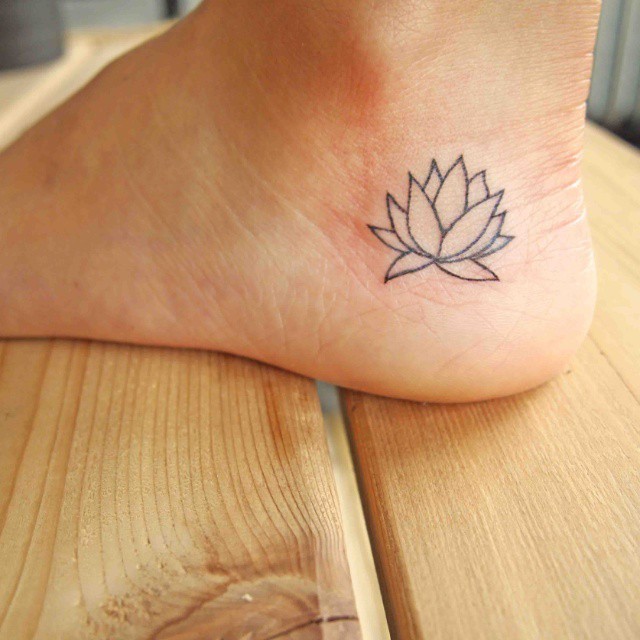 脚部可爱的简单莲花纹身图案