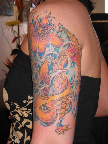 优雅女士大臂彩色锦鲤纹身图案