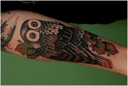 手臂彩色猫头鹰纹身图案