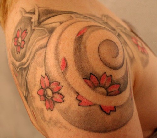 肩部彩色花朵与旋涡纹身图案