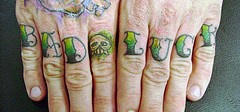 手指彩色骷髅头与字母纹身图片