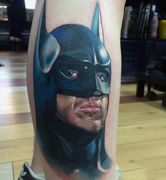 小腿逼真的彩色蝙蝠侠肖像纹身图案