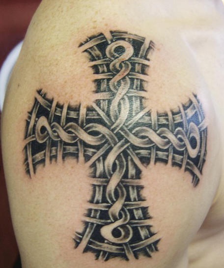 肩部黑色和白色十字架纹身图案