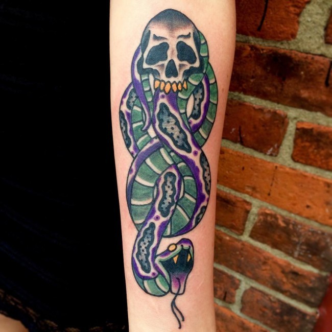 手臂彩色老式风格骷髅与蛇纹身图案