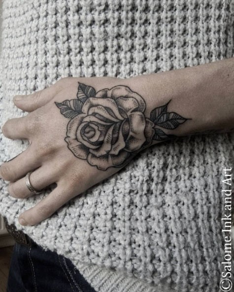 手背灰色老流派玫瑰花纹身图案