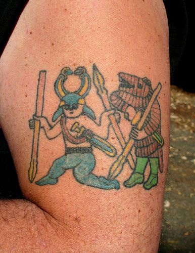 男性手臂彩色卡通海盗纹身图案