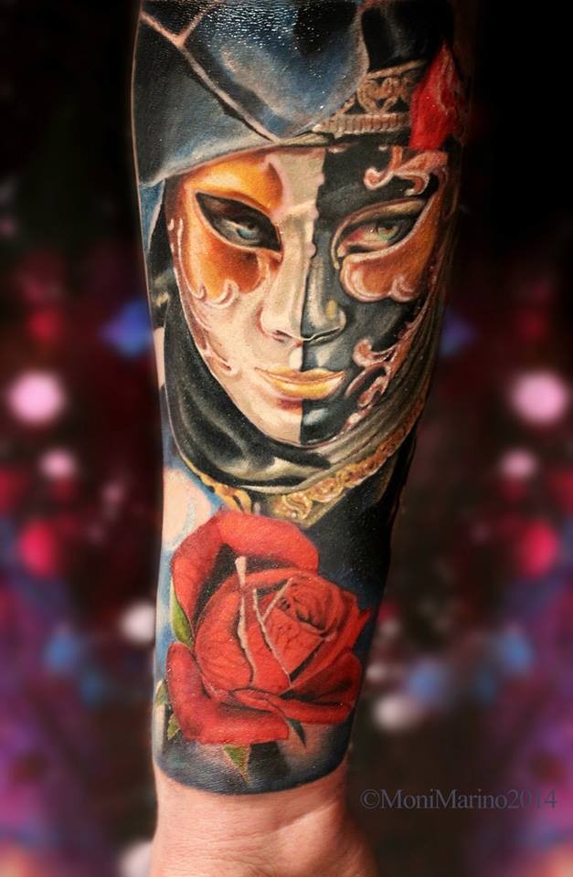 手臂新风格的彩妇女面具和玫瑰纹身