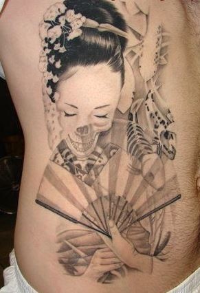 侧肋日式骷髅艺妓扇子纹身图案