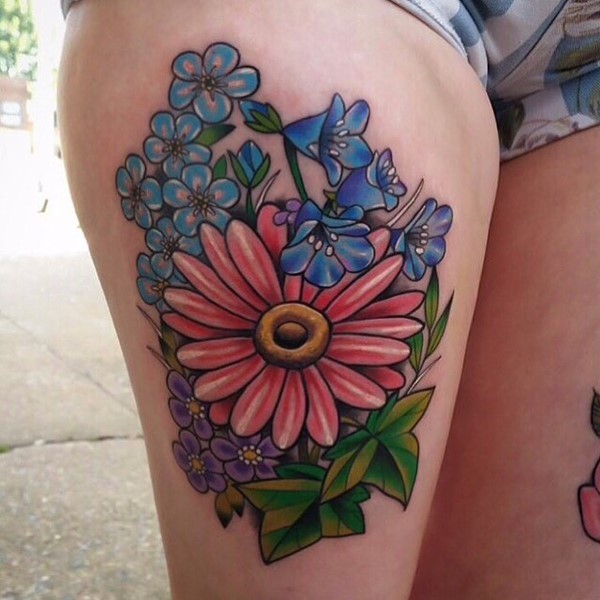 大腿上的彩色雏菊花纹身图案