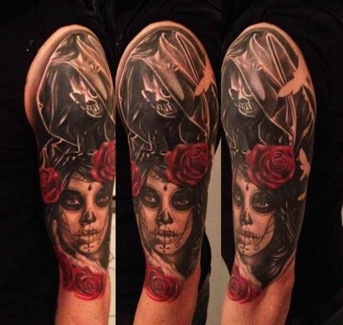 手臂神秘的彩色墨西哥女人肖像和死亡骷髅纹身图案