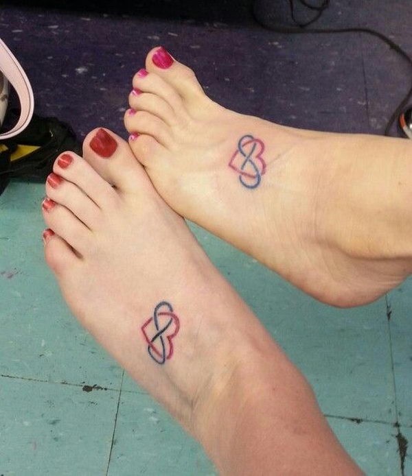 女性脚部彩色爱心纹身图案