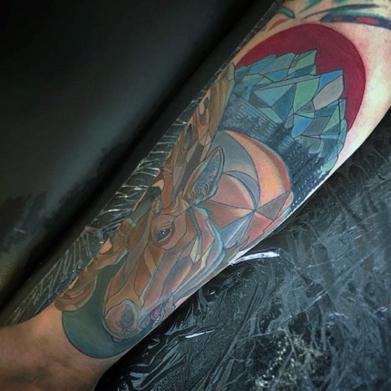 手臂彩色麋鹿头部与山林纹身图案