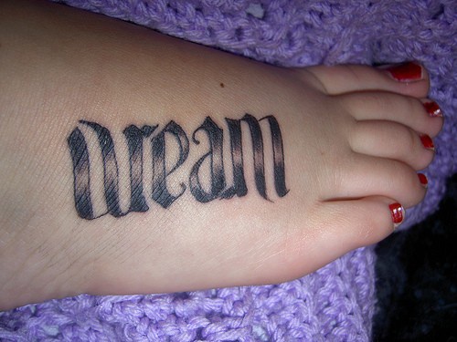 女性脚背英文字母花体纹身图片