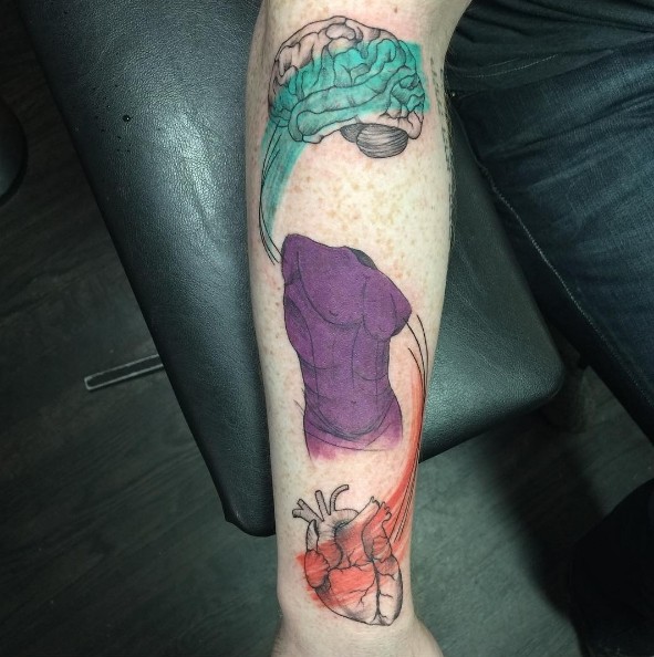 手臂雕刻式彩色人体大脑和心脏纹身图案