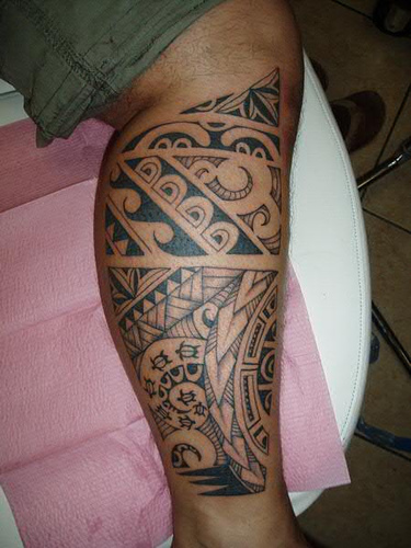 男性腿部黑色波利尼西亚图腾纹身