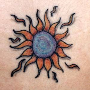肩部彩色太阳花纹身图案