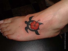 脚背彩色部落乌龟纹身图案