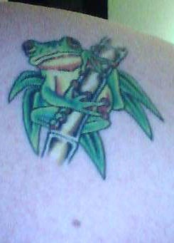肩部彩色竹子与青蛙纹身图案