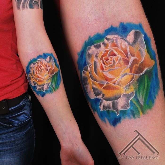 手臂逼真的彩色大白玫瑰纹身图案