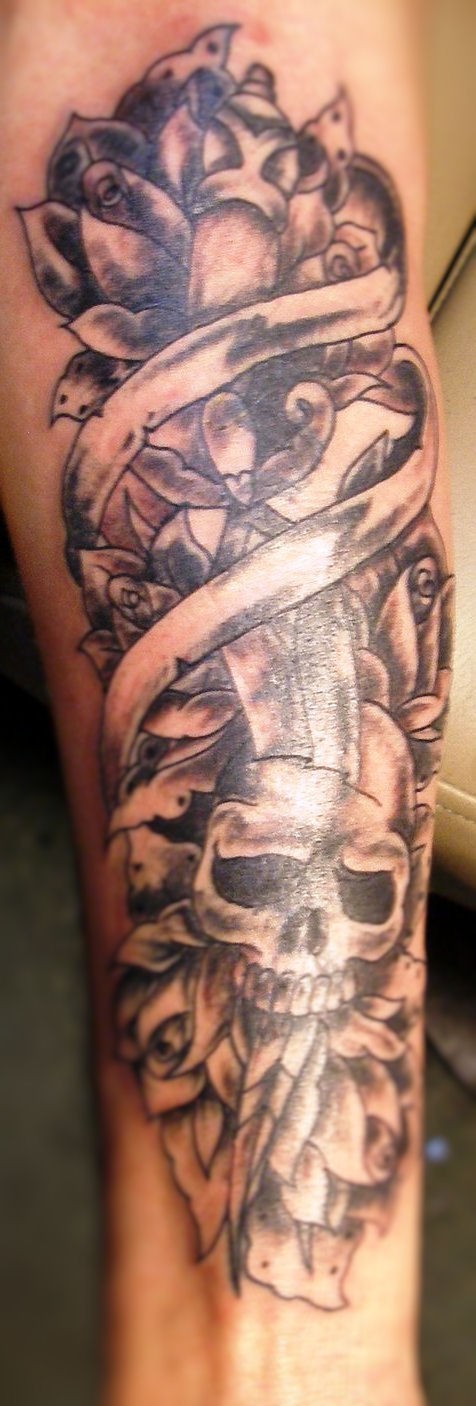 手臂棕色骷髅和玫瑰纹身图案
