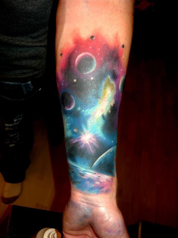 小臂写实彩色行星在太空中纹身图案
