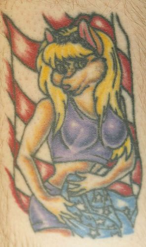肩部彩色金发女孩与狼头纹身图案