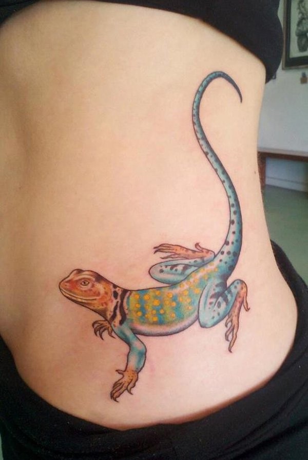 腰部明亮的蜥蜴纹身图案