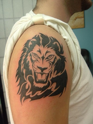 男性肩部黑色部落狮子头纹身图案