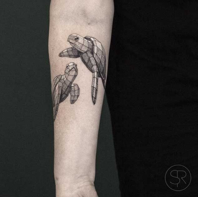 手臂几何点刺游泳的乌龟纹身图案