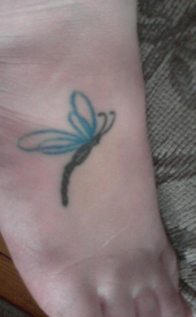 脚背彩色蜻蜓纹身图案