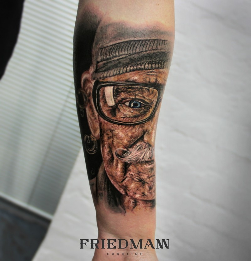 手臂写实风格的老人肖像纹身图案