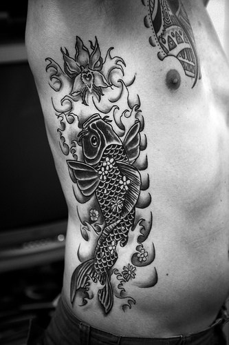 腰侧黑白兰花和锦鲤鱼纹身图案