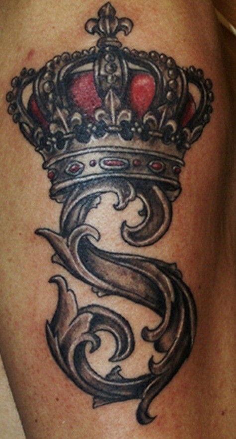 哥特式字母和皇冠纹身图案