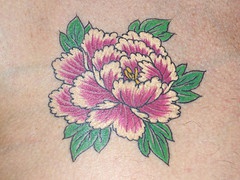 背部华丽的彩色花朵纹身图案