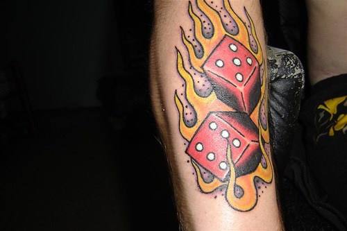 手臂彩色燃烧的多米诺纹身图案