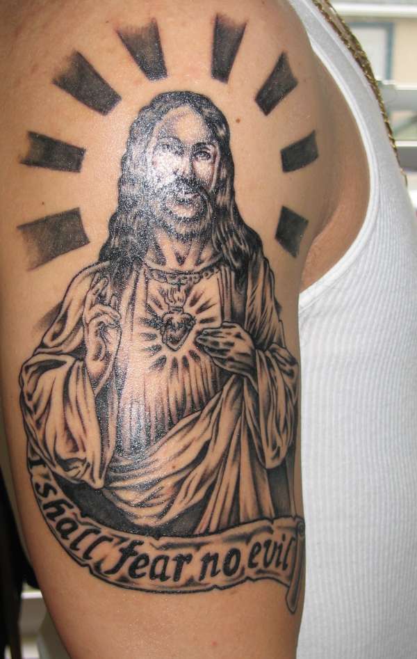 大臂不惧邪恶的耶稣纹身图案