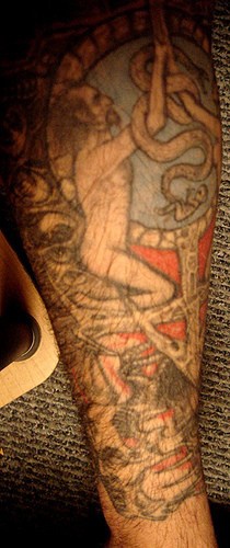 腿部彩色裸体男子持蛇纹身图案