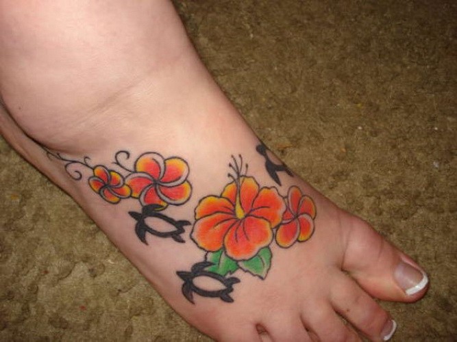 女性脚背大橙色夏威夷花纹身图片