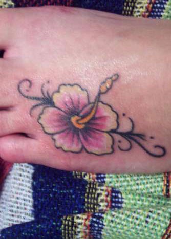 脚背白色和粉红色的芙蓉花纹身