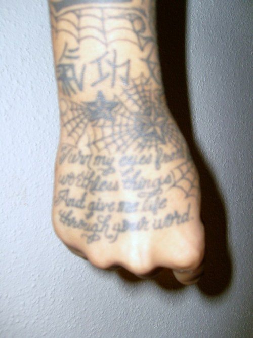 手部黑色五角星在网中字母纹身图片