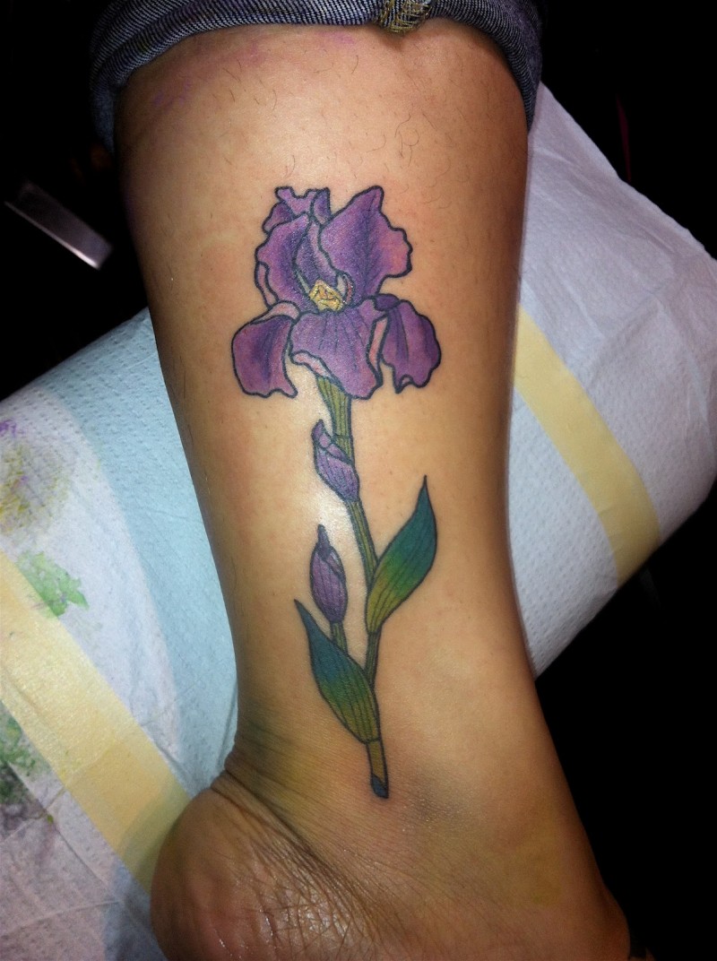腿部彩色写实紫鸢尾花纹身图案