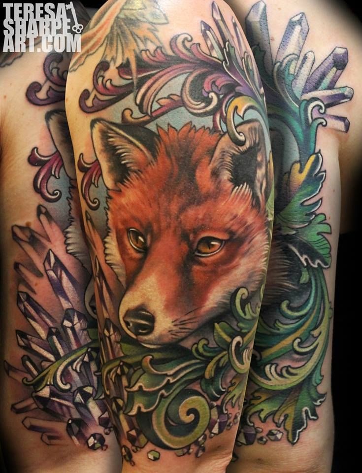 大臂彩绘狐狸与各种晶体纹身图案