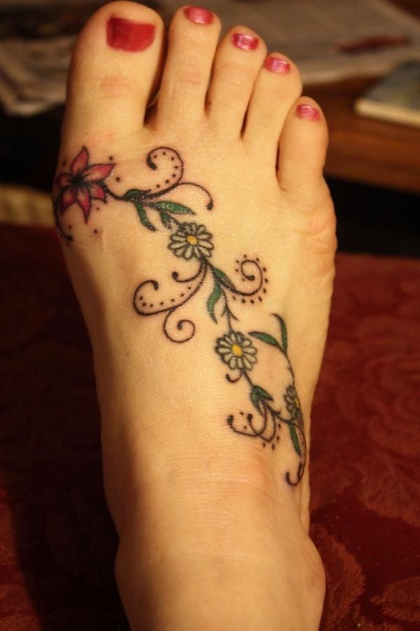 女性脚背彩色花藤纹身图案
