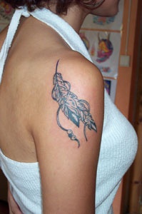 女生肩部羽毛护身符纹身图案