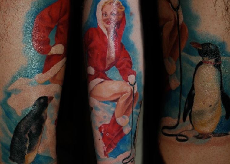 腿部色彩鲜艳的圣诞海报女郎纹身