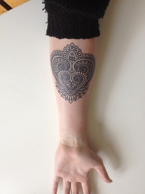手臂漂亮的女子部落的心形纹身图案
