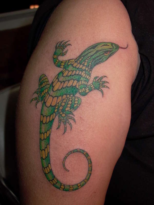 男性肩部彩色蜥蜴纹身图案