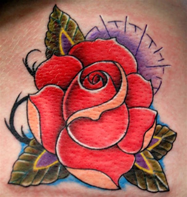 肩部彩色逼真的玫瑰花纹身图片